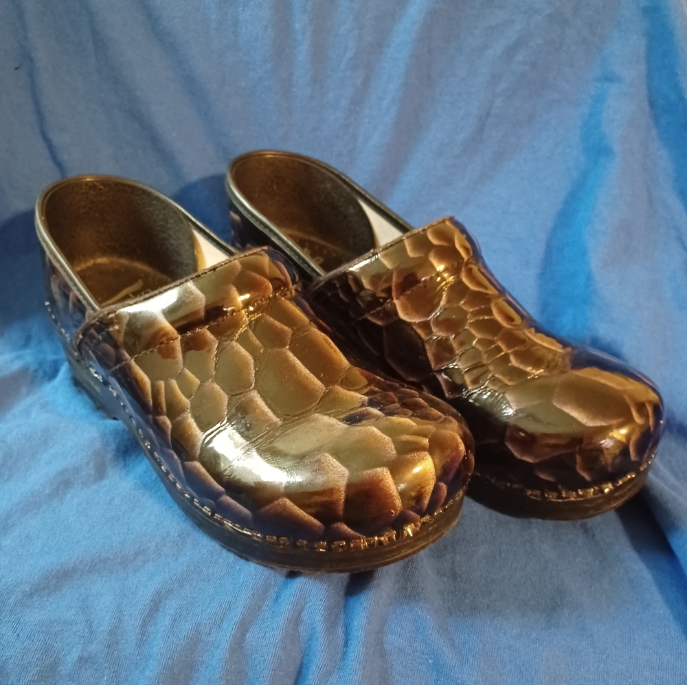 Dansko dark brown faux alligator/snake print clogs sz 41 or 10.5/11 (080824A)